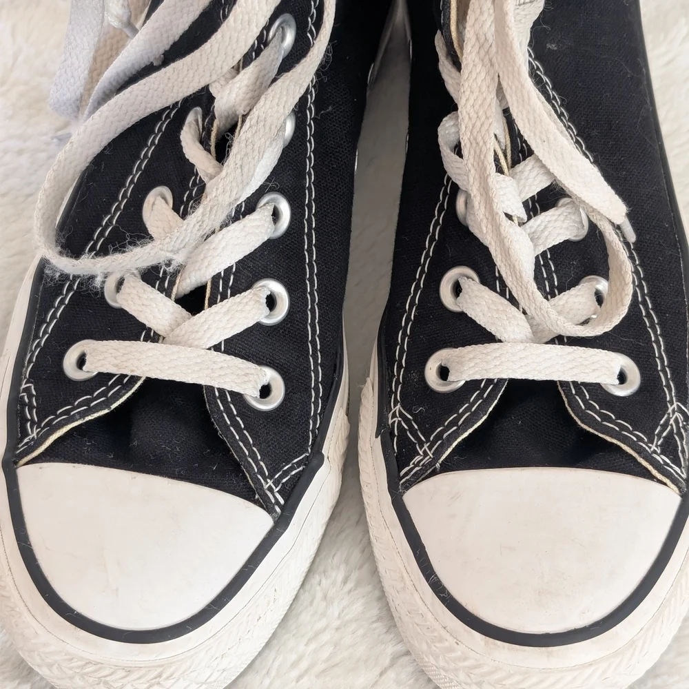 Great Condition: Converse Chuck Taylor All Star Women 6/Men 4